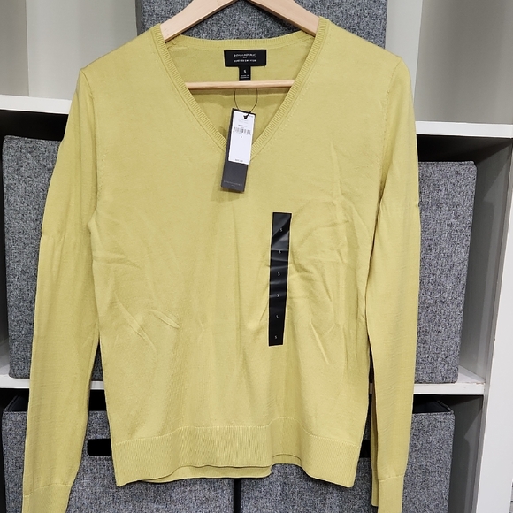 NWT Banana Republic V-Neck Sweater. Small - Picture 1 of 5
